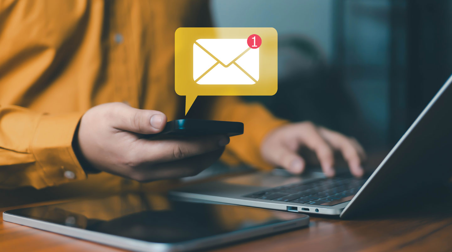 Tablette affichant un dashboard de performance de campagnes SMS avec graphiques de taux d'ouverture en français, consultée par un professionnel dans un bureau moderne